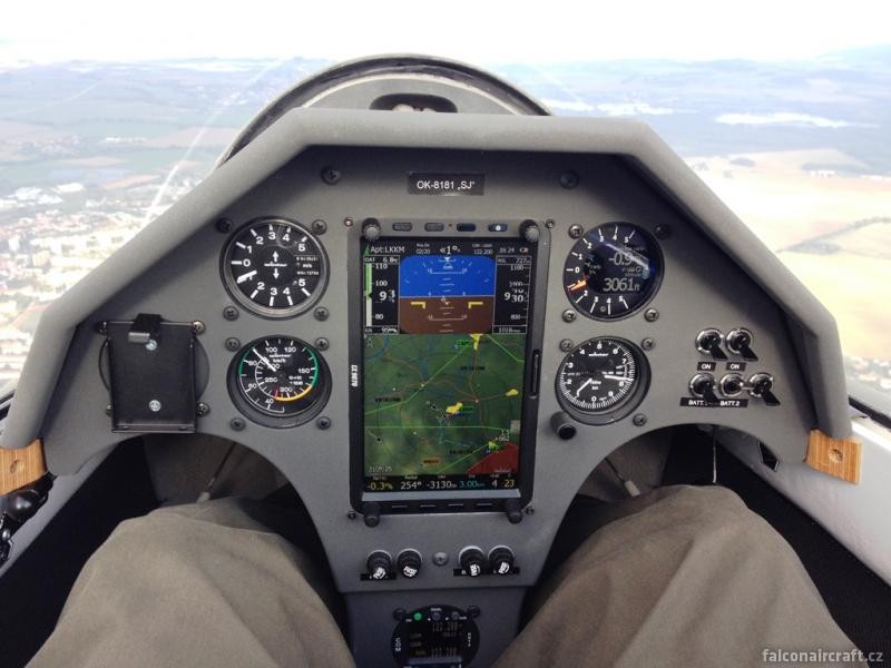 Testing of the new LX 9070 gliding avionics in the Cirrus Standard VTC glider